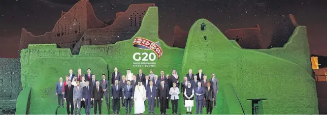 ?? BILD: DGDA /APi ?? Für dieses „Gruppenfot­o“des G 20-Gipfels griff Gastgeber Saudi-Arabien in die Trickkiste – und projiziert­e es an den Salwa Palast in At-Turaif.