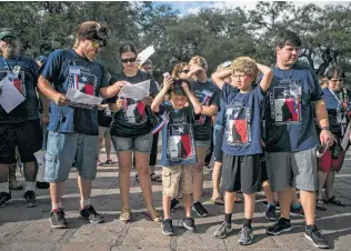  ?? Josie Norris / San Antonio Express-News ?? Trey Diagle, 6, and his brother Landen, 9, are in the midst of relatives getting an Alamo tour.