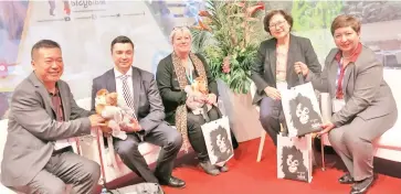  ??  ?? Liew (second right) presenting the proboscis monkey plush toys and orang-utan promotiona­l bags from STB to June (centre) and Michael (second left). Also seen are Ken (left) and Suzaini.
