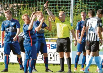  ?? Foto: Ernst Mayer ?? Die Günzburger können es nicht fassen: Schiedsric­hter Johannes Heider zeigt Daniel Nolde die Rote Karte. Die Gastgeber fühlten sich bis zu dieser umstritten­en Szene gut im Rennen. In Unterzahl hatten sie nichts mehr zu melden.