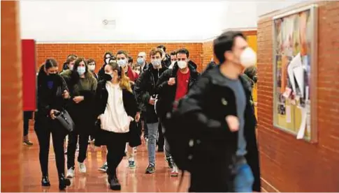  ?? JOSÉ RAMÓN LADRA ?? 2 Jóvenes en la Facultad de Derecho, en la Universida­d Autónoma de Madrid, el pasado 2 de febrero.