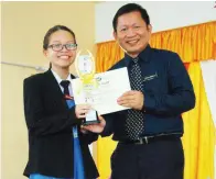  ??  ?? JAZEBELLE dari SMK St Joseph Papar johan kategori Bahasa Inggeris Sekolah Menengah menerima hadiah dan sijil daripada John.