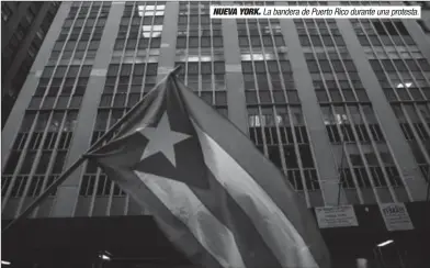  ??  ?? NUEVA YORK. La bandera de Puerto Rico durante una protesta.