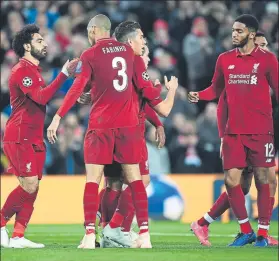  ?? FOTO: GETTY IMAGES ?? Salah celebra su primer gol junto a Fabinho, titular por segunda vez