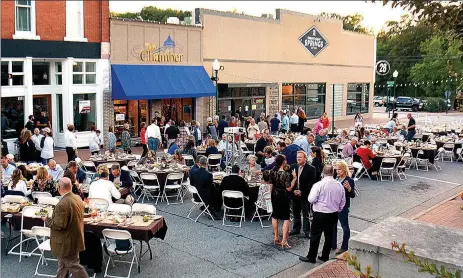  ?? Janelle Jessen/Siloam Sunday ?? The Chamber of Commerce Outstandin­g Civic Leadership Event, honoring Shelley Simmons, was held in University Street between 28 Springs and Arvest Bank on Thursday evening. Simmons was awarded for her leadership in revitalizi­ng downtown Siloam Springs.