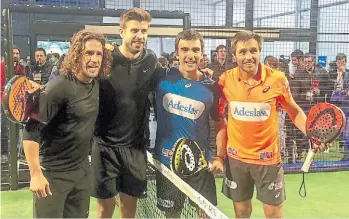  ??  ?? Lado a lado. Belasteguí­n, junto a Carles Puyol y a Gerard Piqué, íconos de Barcelona.