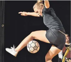  ?? FOTO: AEP ?? Freestyle-Fußball: Dana Embacher bei ihrer Ball-Jonglage.