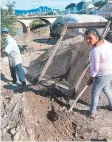  ?? FOTO: EL HERALDO ?? María y su padre trabajan colando arena a la orilla del río.