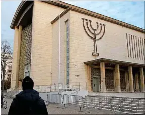  ??  ?? La grande synagogue de Strasbourg est surveillée par les forces de l’ordre.