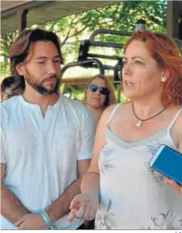  ?? G. H. ?? José Moreno (Podemos) y Mari Carmen Pérez (IU) juntos ante los medios.