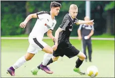  ??  ?? UmkurFt: Marius Breisinger (rechts@ beim 3:0-Sieg im Landespoka­l-Duell bei Niedersach­senligist BV Cloppenbur­g