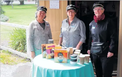  ?? LVN171018j­bshannon1 ?? A warm Shannon welcome with refreshmen­ts for passengers on the steam train to Woodville.