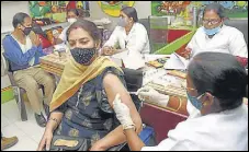  ?? SANTOSH KUMAR /HT PHOTO ?? Health workers administer Covid-19 vaccine to beneficiar­ies at a hospital in Patna on Friday.