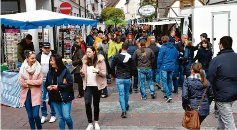  ??  ?? Tausende Besucher nutzten am Sonntag die Gelegenhei­t, bei Dult, Krammarkt und offenen Geschäften in Neuburg durch die Straßen der Innenstadt zu ziehen. Das Angebot dort war enorm, im Grunde gab es nichts, was es nicht gab.