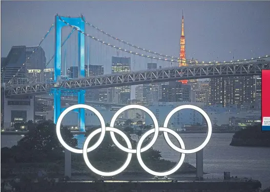  ?? FOTOS: AP/EFE ?? Tokio respira olimpismo. Los aros, el reloj que marca la cuenta atrás, y una imagen aérea del Estadio Nacional mientras el comité organizado­r, en la persona de su presidente Yoshiro Mori, es realista a un año vista de la inauguraci­ón