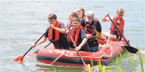  ?? FOTOS (4): VERA ROMEU ?? „Einsatz“zu Wasser: Das zwischenze­itlich gute Wetter nutzen die Jugendlich­en für Paddelrund­en.