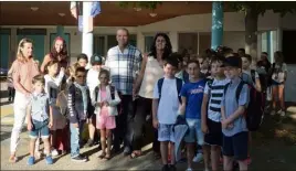  ?? (Photos L. A.) ?? Thierry Albertini, maire de la ville, et Sylvie Laporte, élue en charge de la petite enfance, saluent les élèves dans la cour de l’école Jules-Ferry, avant leur rentrée en classe.