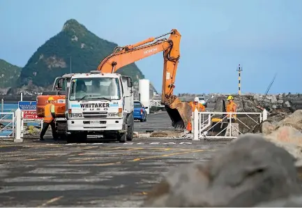  ?? SIMON O’CONNOR/STUFF ?? Repair work at Port Taranaki’s lee breakwater began on Monday.