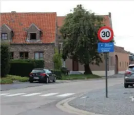  ?? FOTO FRPE ?? Terwijl in Hern de zone 30-borden voor zwaar verkeer zijn weggehaald, staan die er nog wel in Schalkhove­n.