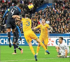  ??  ?? Raphaël Varane a égalisé après une sortie hasardeuse du gardien moldave.