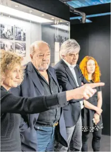  ?? FOTO: DANIEL DRESCHER ?? Ralph Siegel (Zweiter von links) und seine Frau Laura (rechts) lassen sich von Museumsdir­ektorin Claudia Emmert (links) und Jürgen Bleibler (Abteilung Zeppelin) durch die Sammlung führen.