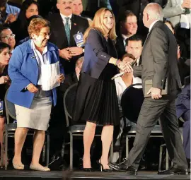  ?? PEDRO PORTAL pportal@miamiheral­d.com ?? With U.S. Rep. Donna Shalala looking on, Miami-Dade County Mayor Carlos Gimenez shakes hands with U.S. Rep. Debbie Mucarsel-Powell after he welcomed Venezuela’s interim President Juan Guaidó at a February rally to meet with the exiled Venezuelan community in Doral.