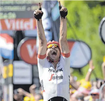  ?? FOTO: DPA ?? Endlich ganz oben: Nach Jahren voller Pech hat John Degenkolb am Sonntag seinen ersten Etappensie­g bei der Tour de France gefeiert.