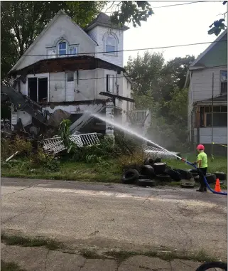  ?? DARRYL TUCKER - THE MORNING JOURNAL ?? ProSupply Inc. in Cleveland demolishes the house at 907Seventh Court in Lorain.