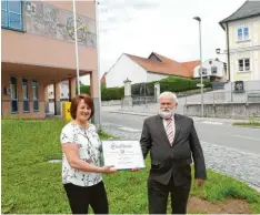  ?? Foto: Sören Becker ?? Karina Ruf überreicht­e Karl Hörmann seine Urkunde als Altbürgerm­eister von Gablingen.