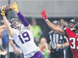  ??  ?? El receptor de Minnesota, Adam Thielen (19), sumó cuatro atrapadas.