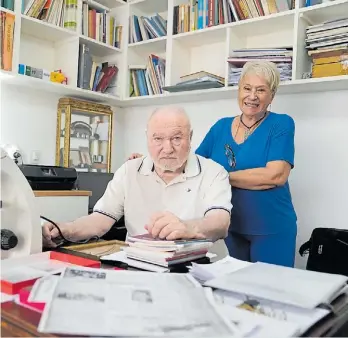  ?? MAXI FAILLA ?? Vigente. Jorge Zárate en su casa, acompañado por su esposa Herminia.