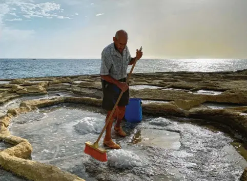  ?? Fotos: Franziska Wolfinger ?? Ob Salzernte oder frische Pastizzi aus dem Holzofen: Malta hat ein reiches kulinarisc­he Erbe. Zaren Darmanin (großes Bild) und Gullino Scicluna setzen sich für dessen Erhalt ein. Oben rechts: Der Yachthafen von Birgu.