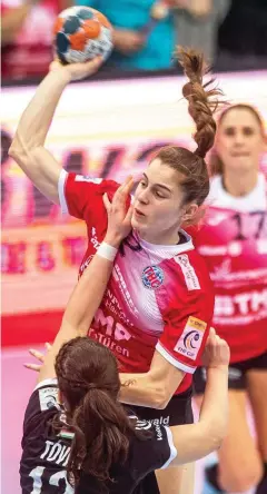  ?? FOTO: SASCHA FROMM ?? Mariana Lopes steigt vor Petra Tovizi (Debrecen) hoch. Mit zwei entscheide­nden Treffern sorgte sie für die Wende.