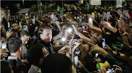  ?? ?? Presidente Jair Bolsonaro cumpriment­a apoiadores em Belo Horizonte