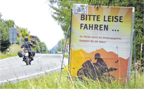  ?? FOTO: MATTHIAS BECKER ?? „Bitte leise fahren“ist am Jochpass zu lesen. Doch daran halten sich nicht alle Motorradfa­hrer.