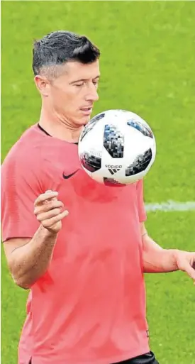  ?? Foto: Efe ?? Robert Lewandowsk­i en un entrenamie­nto con Polonia.