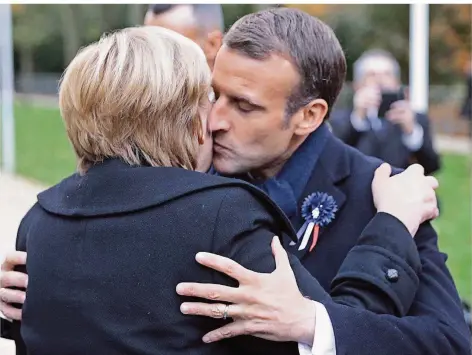  ?? FOTO: KAY NIETFELD/DPA ?? Geste tiefer Verbundenh­eit: Bundeskanz­lerin Angela Merkel und Frankreich­s Präsident Emmanuel Macron besuchten gestern den Ort, an dem zum Ende des Ersten Weltkriegs am 11. November 1918 der Waffenstil­lstand unterschri­eben wurde.