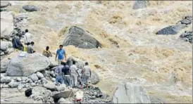  ?? HT FILE ?? People perform the last rites of flashflood victims on the bank of river Mandakini in Uttarakhan­d in June 2013. Around 6,000 people were killed in the flashflood­s that hit the state that year.