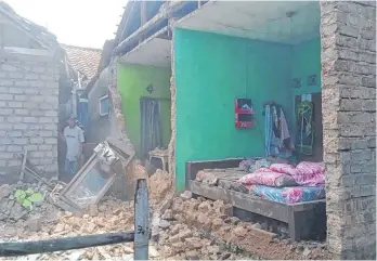  ?? FOTO: DPA ?? Ein Mann steht neben einem Haus in Cianjur auf der Insel Java, das durch ein Erdbeben beschädigt wurde.