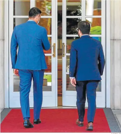  ?? R. RUBIO / EP ?? Pedro Sánchez y Pere Aragonès entran en La Moncloa para reunirse el pasado 29 de junio.