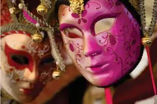  ?? (Getty/iStock) ?? Venetian carniva l masks on sa l e in Venice