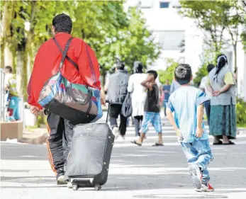  ?? FOTO: ULI DECK/DPA ?? Wann dürfen asylsuchen­de Familien aus sicheren Herkunftsl­ändern die Sammelunte­rkunft des Landes verlassen? Darüber gibt es in der grün-schwarzen Landesregi­erung Streit.