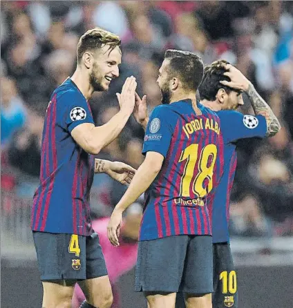  ?? FOTO: GETTY ?? Jordi Alba celebra el gol de Rakitc El de L’Hospitalet dio el primero a Coutinho y los dos tantos a su colega Leo Messi