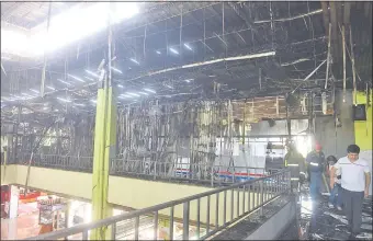  ??  ?? Totalmente destruida quedó parte de la Terminal de Ómnibus de Asunción luego del voraz incendio que no pudieron apagar los bomberos porque ni el edifico tenía hidrantes.