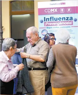  ??  ?? Personas de la tercera edad fueron vacunadas contra la influenza.