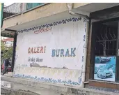  ?? FOTO: BURHAN
OZBILICI/AP ?? Ein Syrer änderte den Namen seines Geschäfts (l.) vom Arabischen ins Türkische.