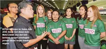  ??  ?? KETUA kontinjen ke Sukan Asia 2018, Datuk Seri Abdul Azim Mohd Zabidi (dua dari kiri) bertemu dengan sebahagian pemain skuad tenpin bowling negara.