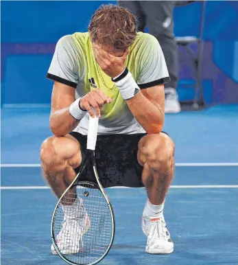  ?? FOTO: VINCENZO PINTO/AFP ?? Übermannt von den Emotionen: Nach dem Überraschu­ngserfolg über Novak Djokovic und dem Einzug ins olympische Finale verlassen Alexander Zverev kurzzeitig die Kräfte.