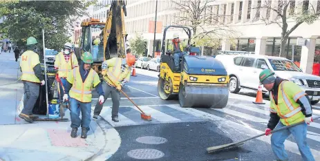  ?? FOTO: DAGOBERTO RODRÍGUEZ ?? JORNADA. Hondureños trabajan en pavimentac­ión y mantenimie­nto de calles en Washington DC.