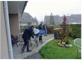  ??  ?? Un chemin de roulement a été réalisé pour faciliter la circulatio­n de la personne à mobilité réduite qui habite ce pavillon. Que ce soit pour son fauteuil roulant ou comme ici pour les ambulancie­rs.